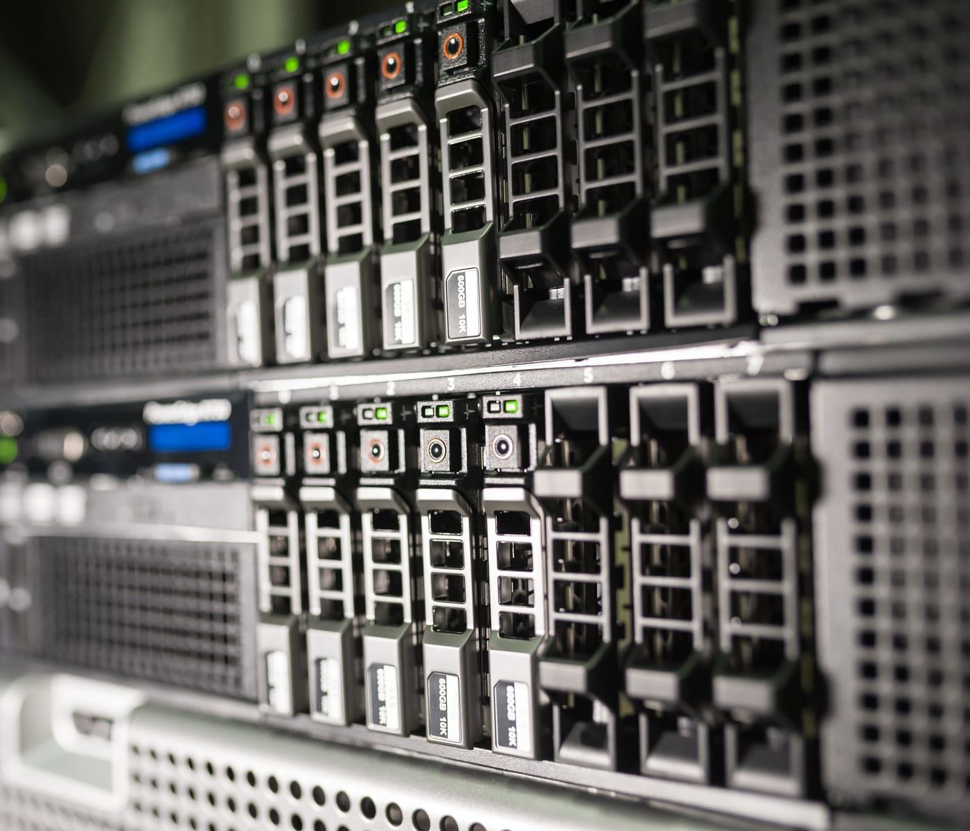 Serverschrank mit Netzwerktechnik in gedämpftem Licht